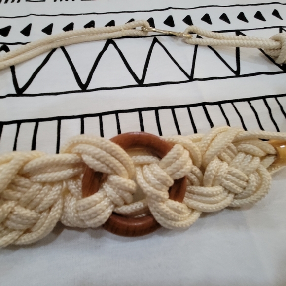 VINTAGE 80s Cream Braided Rope Belt with gold and wooden beades and circle - Picture 3 of 8